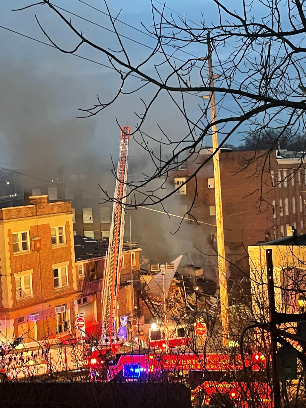 Dym vychádzajúci z továrne na čokoládu po vypuknutí požiaru vo West Reading v Pensylvánii. FOTO: Twitter/@Based_In410