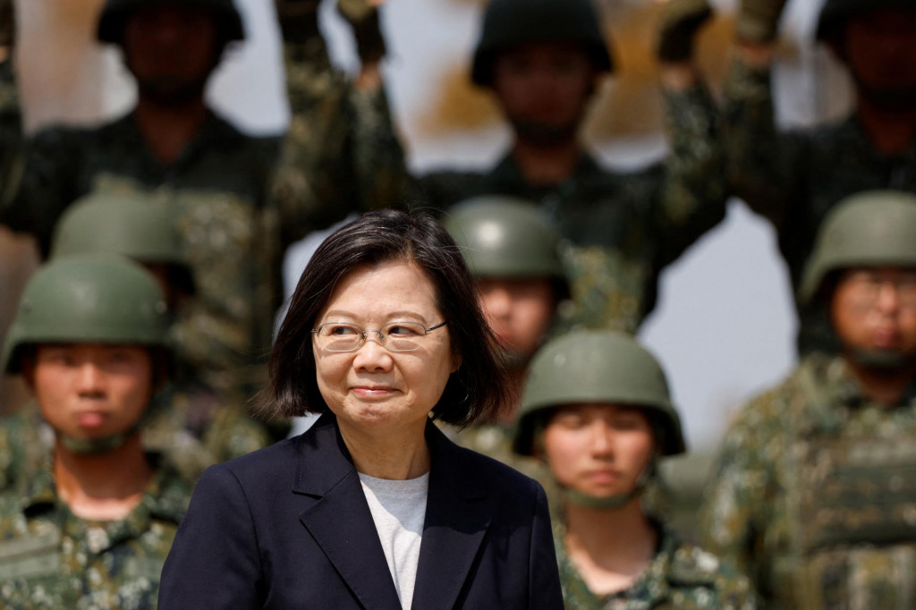 Taiwanská prezidentka Tsai Ing-wen stojí pred vojakmi počas návštevy vojenskej základne v Chiayi na Taiwane. FOTO: Reuters