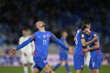 Slovák Lukáš Haraslin oslavuje svoj gól proti Bosne a Hercegovine. FOTO: REUTERS