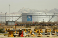 Ropné zásovníky v saudskoarabskom ropnom koncerne Saudi Aramco v Džidde. FOTO TASR/AP
