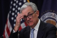 Šéf amerického Fedu Jerome Powell na tlačovej konferencii oznamuje, že banka zvyšuje úrokové sadzby o 25 bázických bodov. FOTO: REUTERS