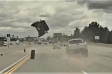 ŠIalená nehoda modelu Kia Soul na diaľnici v Kalifornii.