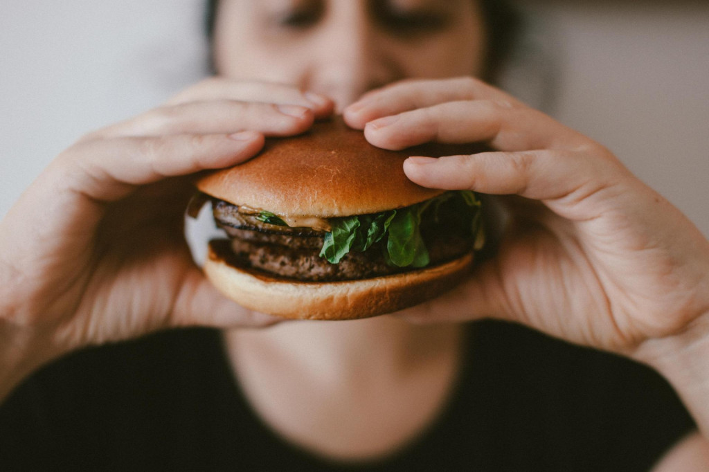 Hamburger je celosvetová pochúťka, ľudia ho majú radi všade.  FOTO: Unsplash/Szabo Viktor