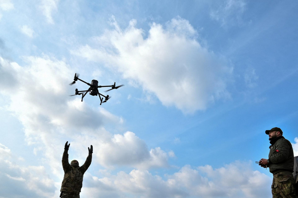 Nové drony sú menšie ako štandardná kvadrokoptéra na fotografii. Sú však vybavené výkonnými motormi, ktoré umožňujú dosiahnuť rýchlosť až 200 km/h. FOTO: Reuters