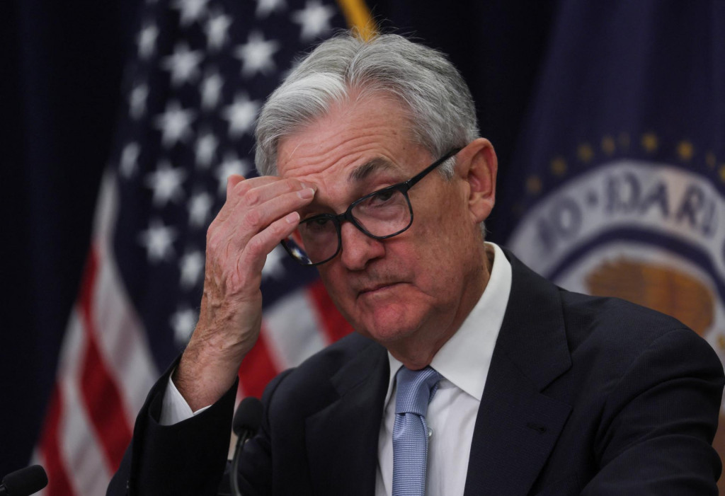 Šéf amerického Fedu Jerome Powell na tlačovej konferencii oznamuje, že banka zvyšuje úrokové sadzby o 25 bázických bodov. FOTO: REUTERS