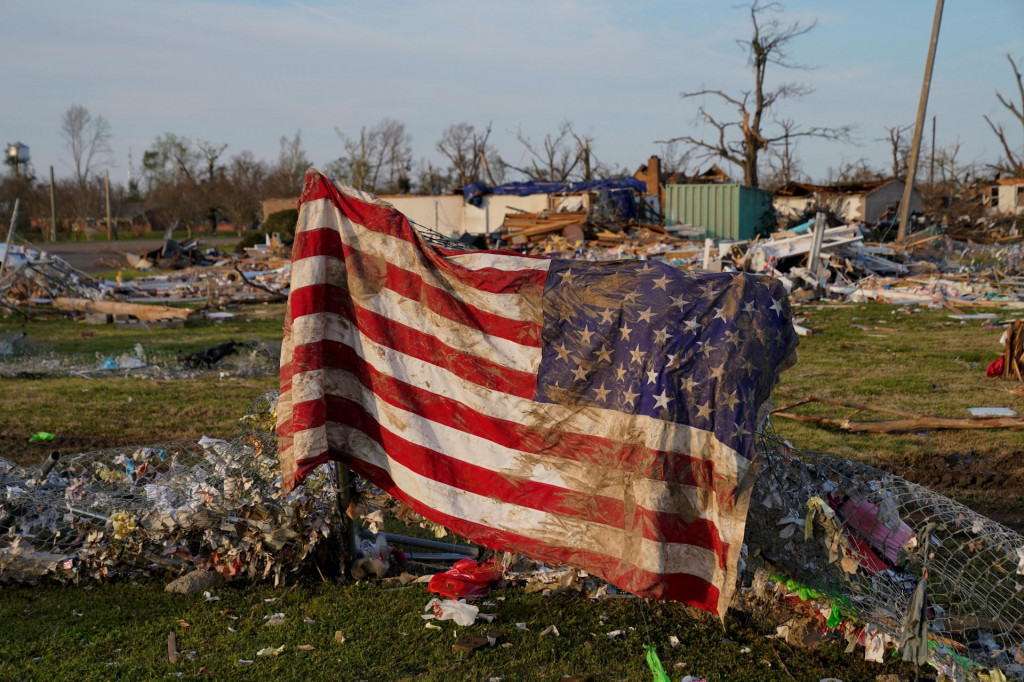 Poničená vlajka USA. FOTO: Reuters