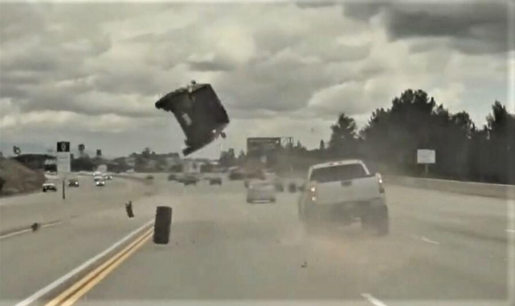ŠIalená nehoda modelu Kia Soul na diaľnici v Kalifornii.