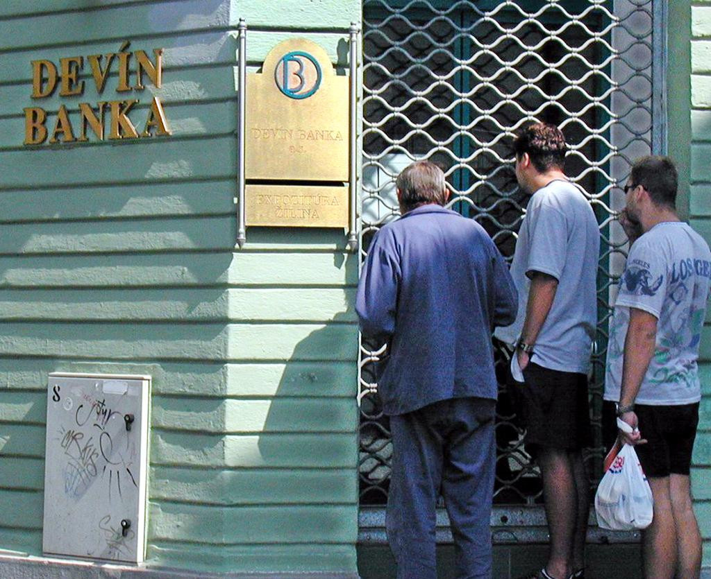 Národná banka Slovenska zaviedla ešte 24. augusta 2001 nútenú správu nad Devín bankou. FOTO: ARCHÍV TASR/P. Ďurčo