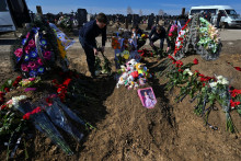 Hroby Illia Furnyka, 23-ročného, jeho manželky Kamily, 23-ročnej, a ich dcéry Emílie, 7-mesačnej, ktorí zahynuli počas ruského raketového útoku na obytnú budovu pri Záporoží na Ukrajine, 9. marca 2023. FOTO: REUTERS