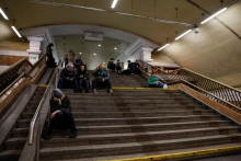 Ľudia ukrývajúci sa po zaznení poplachu v Kyjeve. FOTO: Reuters