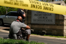 Útočníčka, ozbrojená dvoma poloautomatickými puškami a pištoľou, podľa polície prenikla do súkromnej školy Covenant School bočným vchodom po tom, čo rozstrieľala dvere. FOTO: Reuters