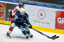 Martinovi Réwayovi (v popredí) angažmán na Spiši svedčí a so spoluhráčmi zabojuje o finálovú účasť v play-off. FOTO: TASR/V. Mihaliková