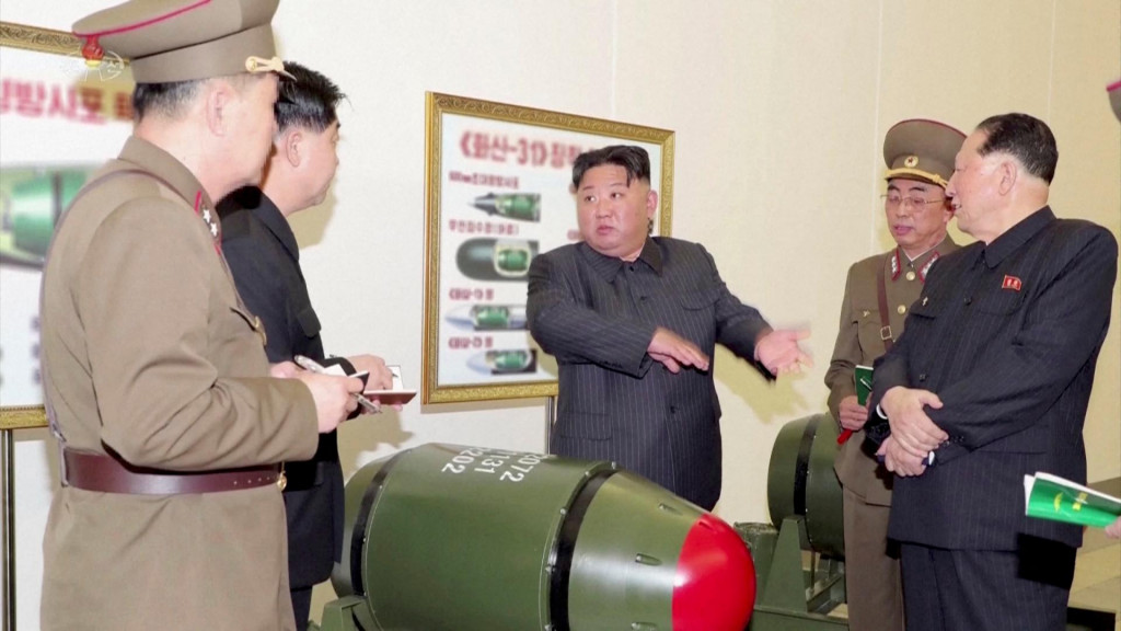 Severokórejský vodca Kim Čong-un kontroluje jadrové hlavice na neznámom mieste. FOTO: Reuters