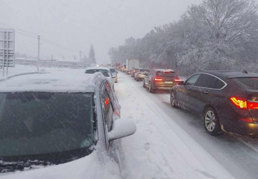 Dopravu na Slovensku komplikuje sneženie. FOTO: TASR