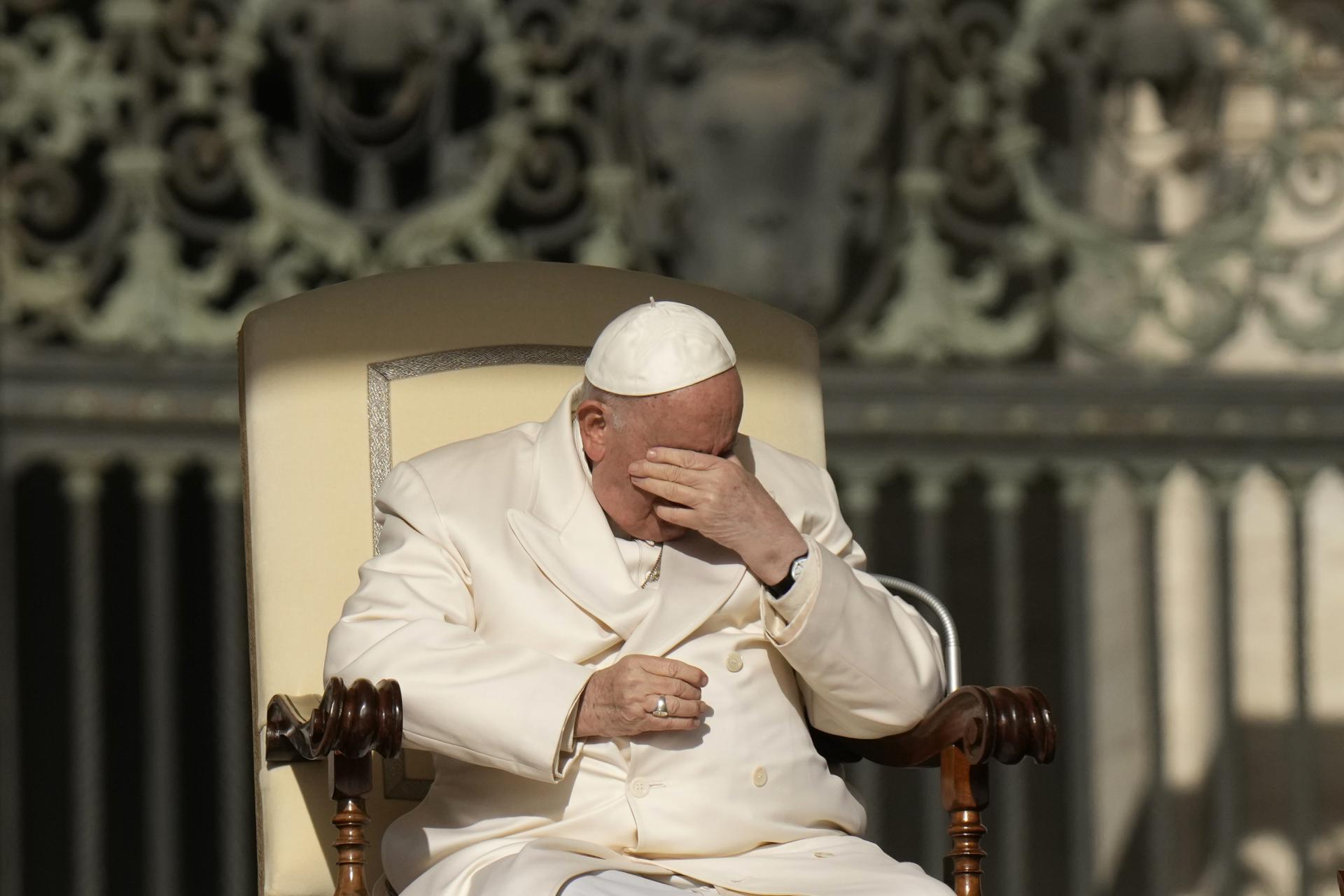 Pápež má pľúcnu infekciu, nie je to covid. V nemocnici ostane pár dní, potvrdil Vatikán