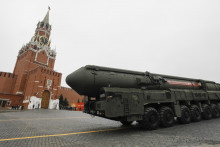 Medzikontinentálna balistická raketa Jars na vojenskej prehliadke v Moskve. FOTO: Reuters