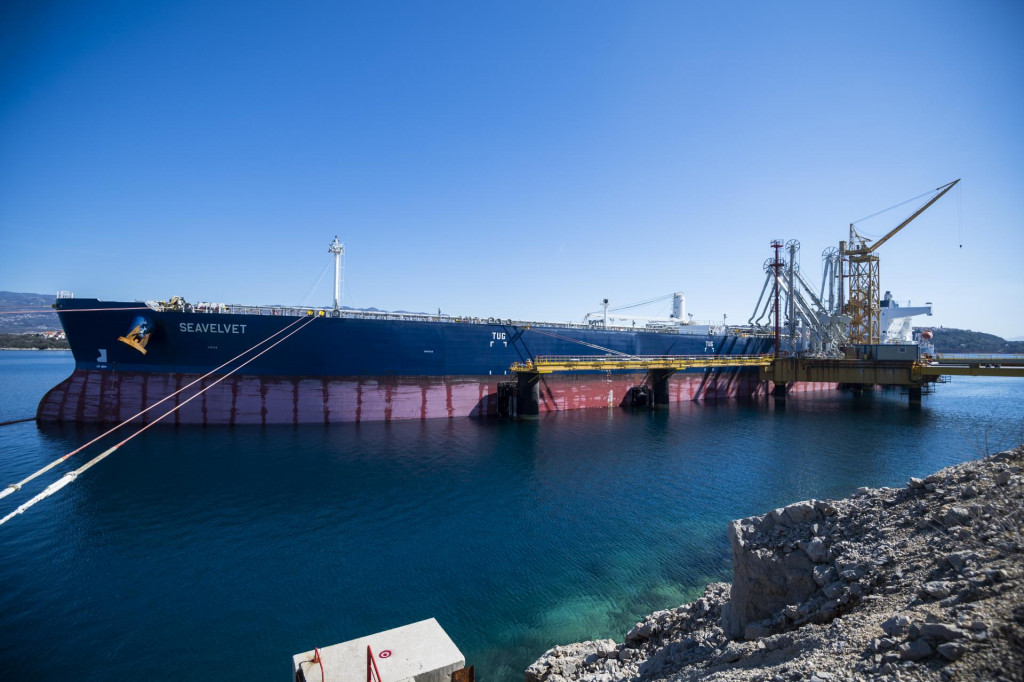 Ropný tanker s ropou pre Slovnaft z Azerbajdžanu v ropnom termináli na chorvátskom ostrove Krk v meste Omišalj. FOTO: TASR/Jaroslav Novák