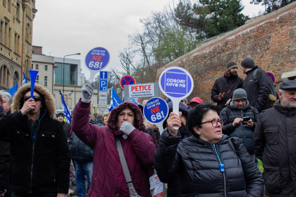 Protest pred Úradom vlády Česka proti zvýšeniu veku odchodu do dôchodku na 68 rokov a proti prijatiu emisnej normy Euro 7, ktorý zvolalo občianske združenie KOVO. FOTO: TASR/Barbora Vizváryová