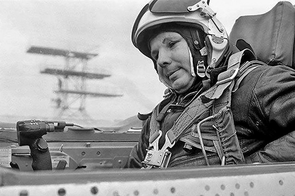 Jurij Gagarin v kokpite stíhačky MiG-15 UTI pred jedným z cvičných letov.