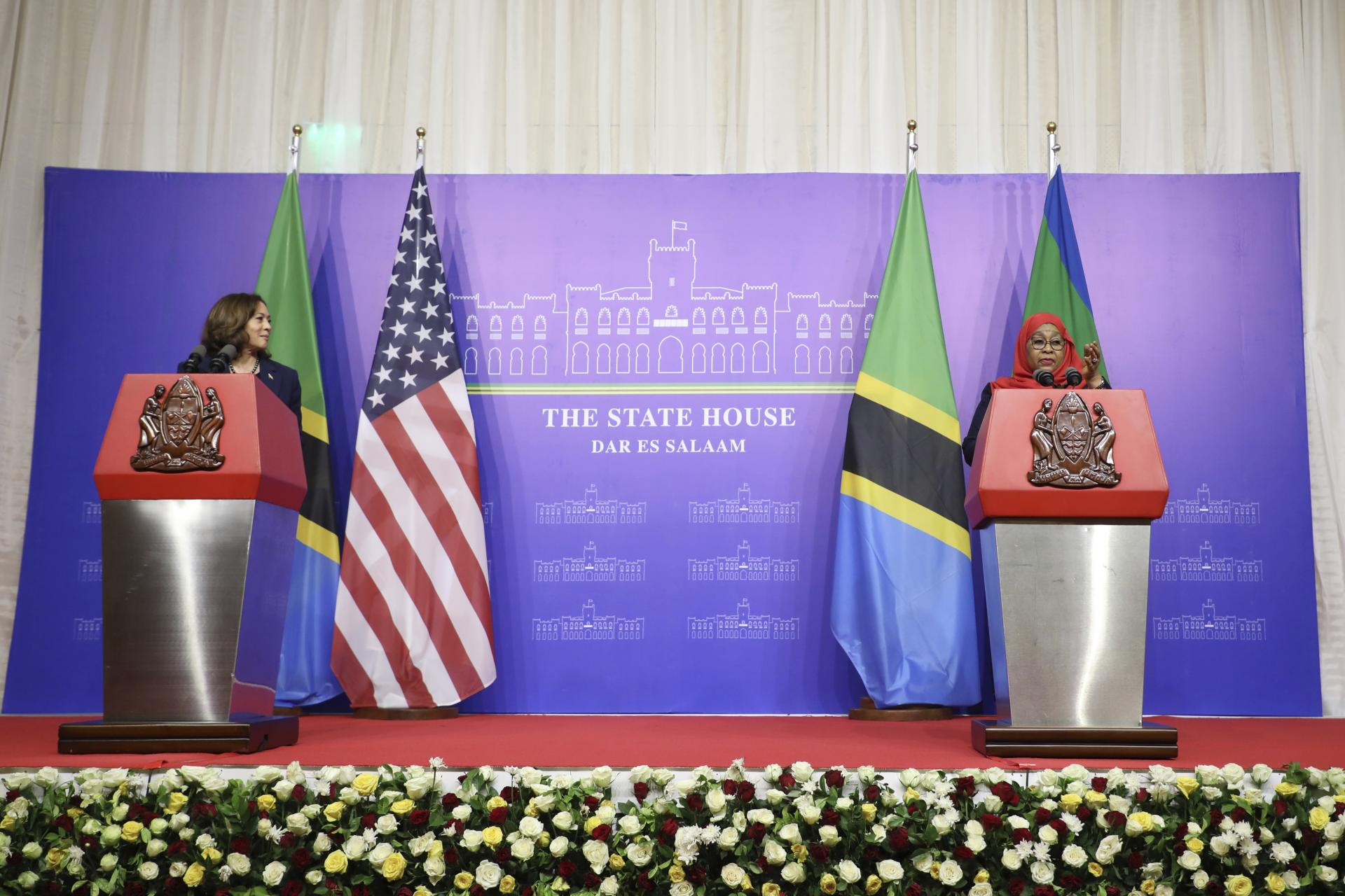 Americká viceprezidentka Kamala Harrisová nazvala prezidentku Tanzánie šampiónkou demokracie