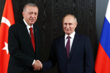 Ruský prezident Vladimir Putin (vpravo) a turecký prezident Recep Tayyip Erdogan. FOTO: TASR/AP