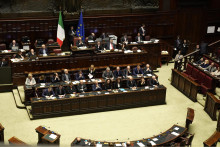 Talianska premiérka Giorgia Meloniová (uprostred) rozpráva počas otázok v dolnej komore talianskeho parlamentu v Ríme. FOTO: TASR/AP