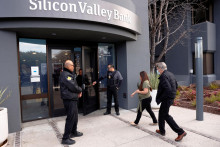 FILE PHOTO: A customer is escorted into the Silicon Valley Bank headquarters in Santa Clara, California, U.S., March 13, 2023. REUTERS/Brittany Hosea-Small/File Photo SNÍMKA: Brittany Hosea-small