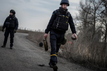 Príslušník ukrajinskej Štátnej pohotovostnej služby nesie protitankovú mínu. FOTO: Reuters
