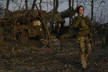 Ukrajinská vojačka sa pozerá na front v meste Bachmut v Doneckej oblasti na východe Ukrajiny. FOTO: TASR/AP