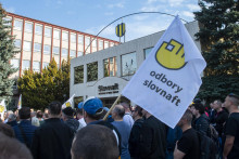 Zamestnanci Slovnaftu požadujú vyššie platy. Poslanci tento rok zdanili rafinériu vyššou sadzbou v porovnaní s vlaňajškom. FOTO: TASR/J. Kotian
