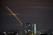 Rakety, ktoré odpálila ruská armáda z ruskej Belgorodskej oblasti, dopadajú na ukrajinské mesto Charkov. FOTO: TASR/AP