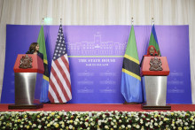 Americká viceprezidentka Kamala Harrisová (vľavo) počas spoločnej tlačovej konferencie s tanzánijskou prezidentkou Samiou Suluhu Hassanovou po ich stretnutí v Dar Es Salaam v Tanzánii. FOTO: TASR/AP