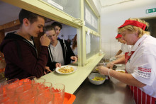 Do školských jedální sa vracajú obedy zadarmo. FOTO: Peter Mayer