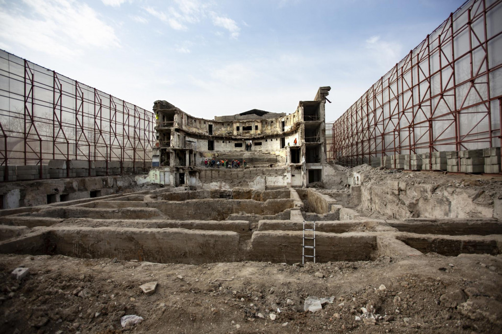 Zničená budova divadla v Ruskom okupovanom juhoukrajinskom prístavnom meste Mariupol. FOTO: TASR/AP
