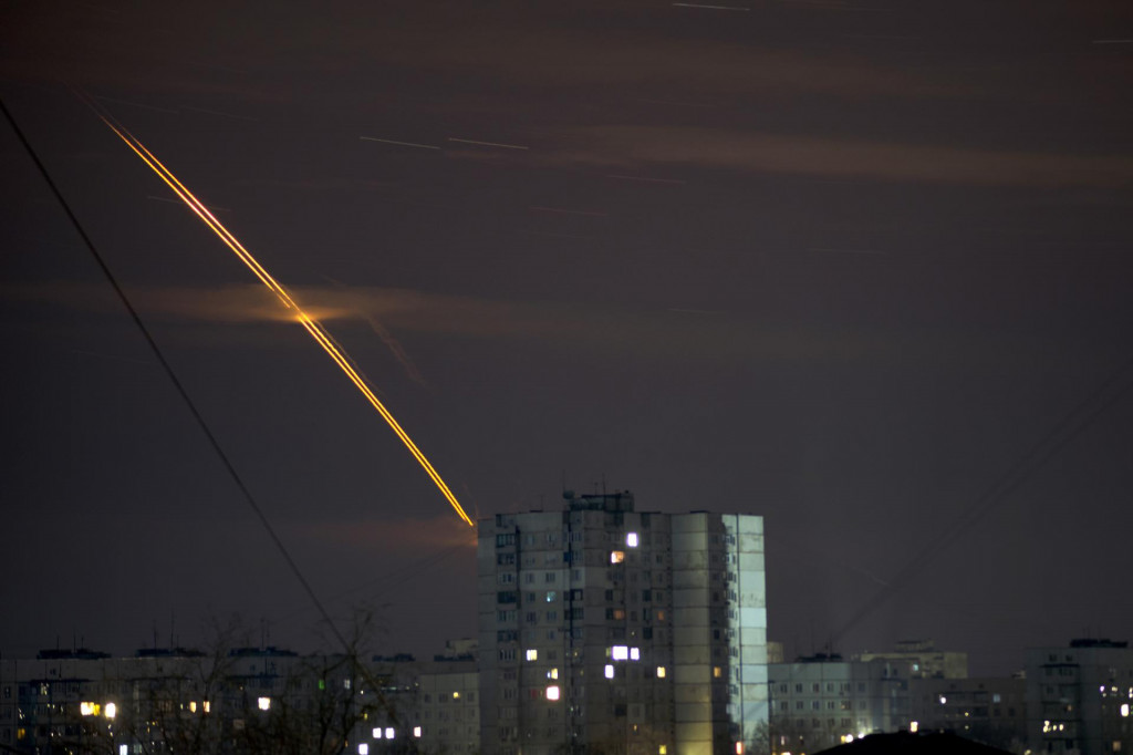 Rakety, ktoré odpálila ruská armáda z ruskej Belgorodskej oblasti, dopadajú na ukrajinské mesto Charkov. FOTO: TASR/AP