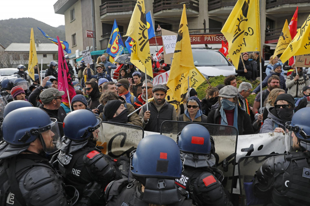 Členovia francúzskych odborov a environmentálni aktivisti čelia polícii počas demonštrácie pred príchodom francúzskeho prezidenta. FOTO: Reuters