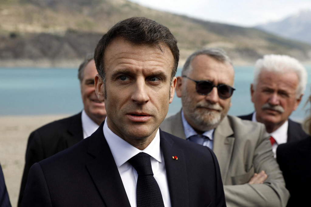Francúzsky prezident Emmanuel Macron hovorí s predstaviteľmi médií na návšteve Savines-Le-Lac. FOTO: Reuters