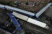 Zničené vagóny vidno na mieste zrážky dvoch vlakov pri meste Larissa. FOTO: Reuters