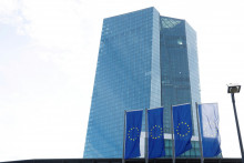 Budova ECB a vlajky EÚ. FOTO: Reuters