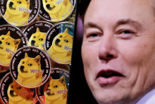 Miliardár Elon Muska a logo kryptomeny dogecoin. FOTO: Reuters