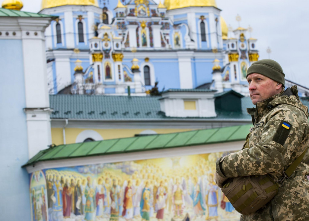 Na snímke ukrajinský vojak stráži námestie pred pravoslávnym Chrámom sv. Michala v Kyjeve. FOTO: TASR/Jakub Kotian