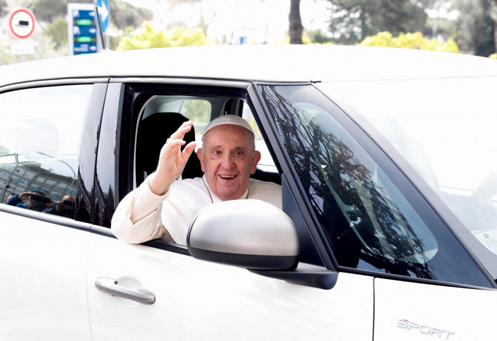 Pápež po odchode z nemocnice. FOTO: Reuters