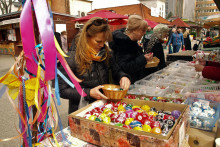 Predaj veľkonočných kraslíc a korbáčov na trhovisku Miletičova. FOTO: TASR/Miroslav Košírer
