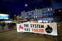 Ľudia demonštrujú proti kúpe banky Credit Suisse. FOTO: Reuters

