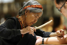 106 ročná babička tetuje domorodým spôsobom.