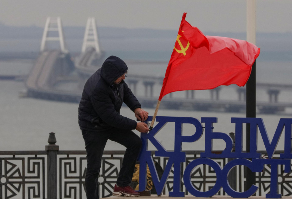 Sovietska vlajka a v pozadí Kerčský most. FOTO: REUTERS