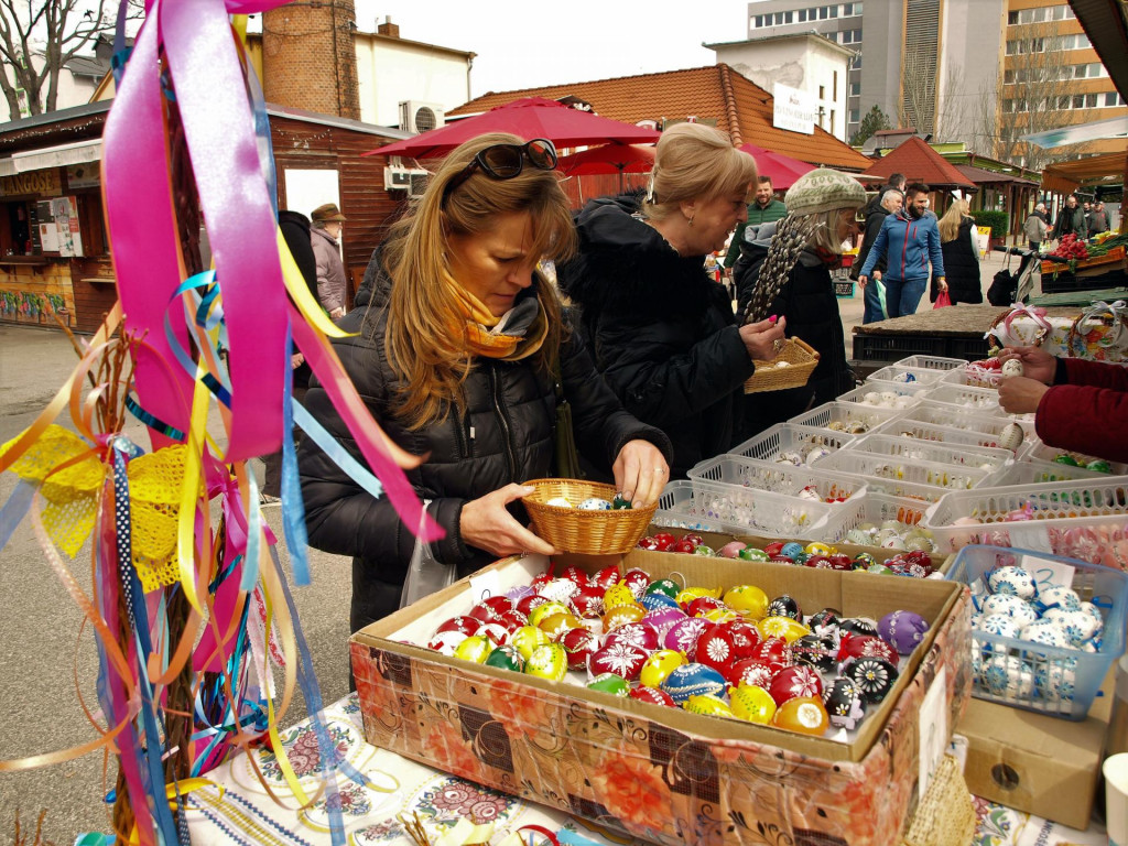Predaj veľkonočných kraslíc a korbáčov na trhovisku Miletičova. FOTO: TASR/Miroslav Košírer
