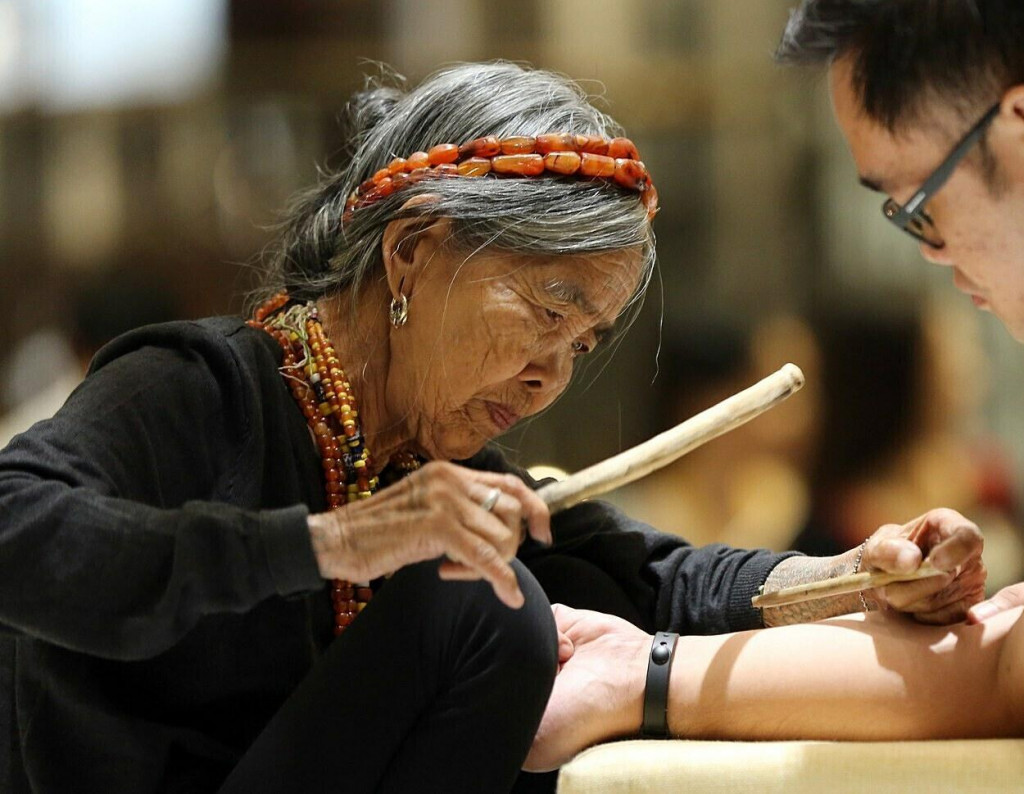 106 ročná babička tetuje domorodým spôsobom.