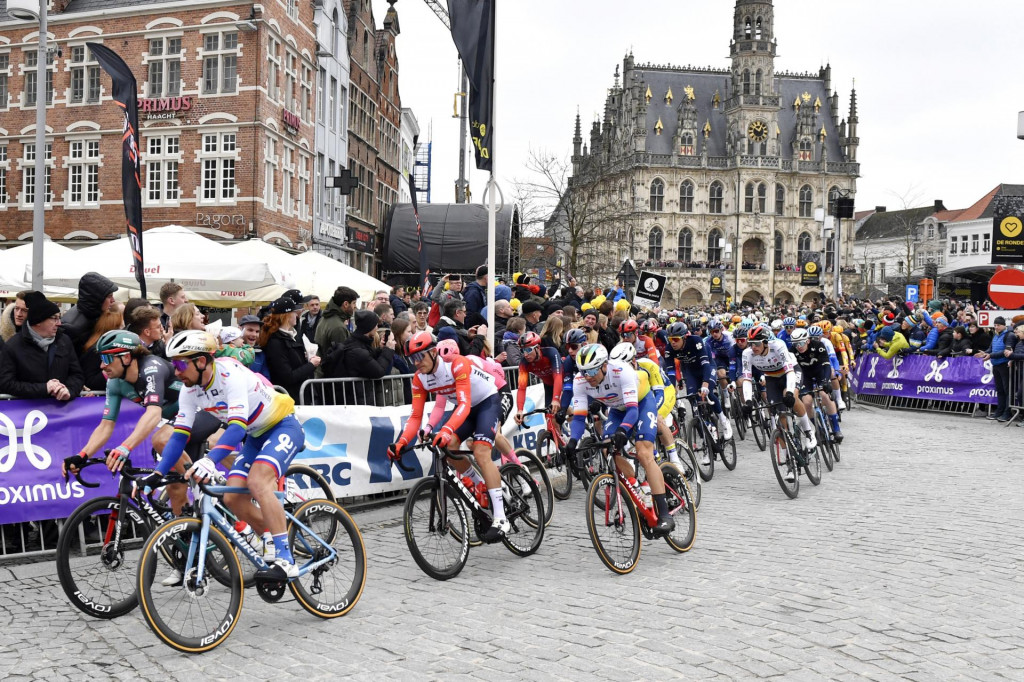 Na sn&iacute;mke druh&yacute; zľava slovensk&yacute; cyklista Peter Sagan z t&iacute;mu Totalenergies na trati pretekov Okolo Fl&aacute;mska. FOTO: TASR/AP