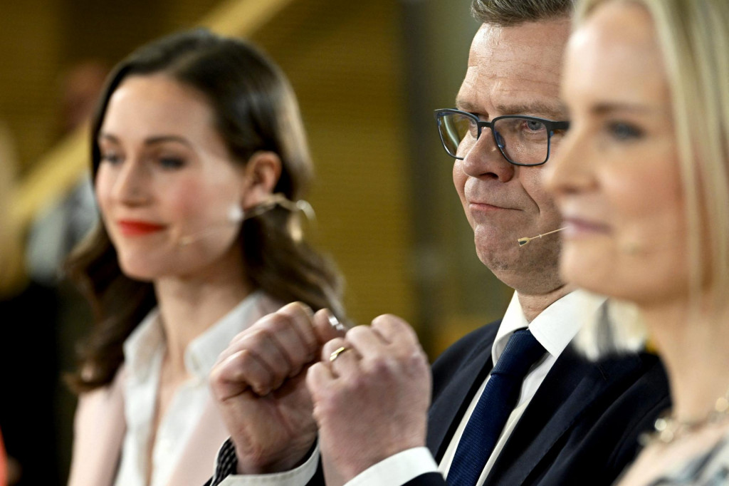 Líder Národnej koaličnej strany Petteri Orpo má dôvod na radosť. Strana fínskej premiérky Sanny Marinovej (vľavo) skončila až na treťom mieste. FOTO: Reuters

